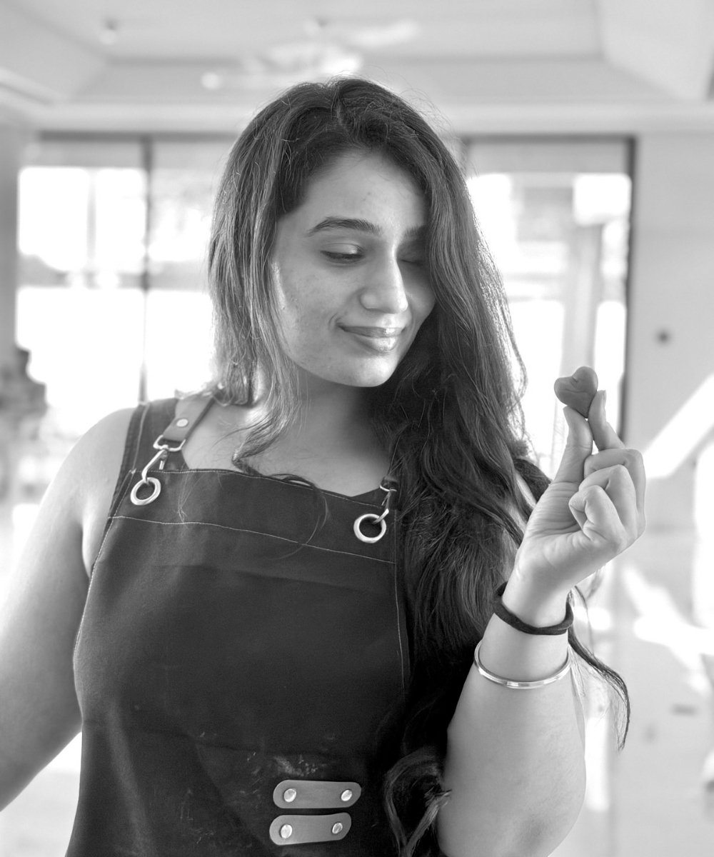 Khushpreet Kaur, founder of Art Carousel, holding a hand-sculpted clay heart